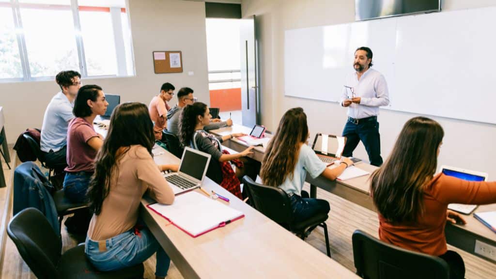 Réforme_voie_professionnelle_valorisation_métiers_en_tension_auprès_des_jeunes_hello-charly_2