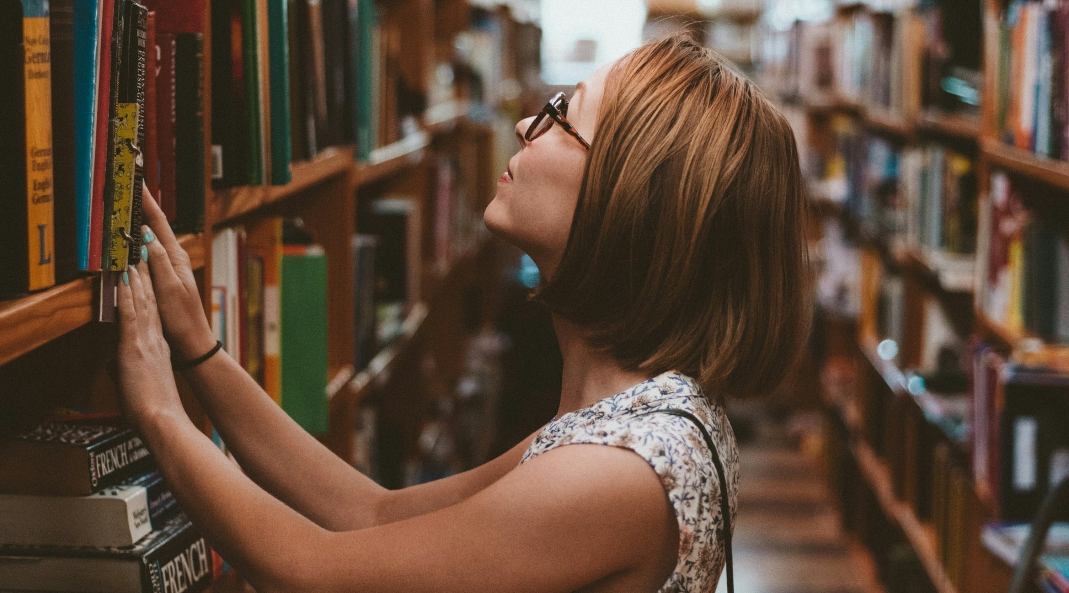 Jeune femme qui cherche un livre archivé