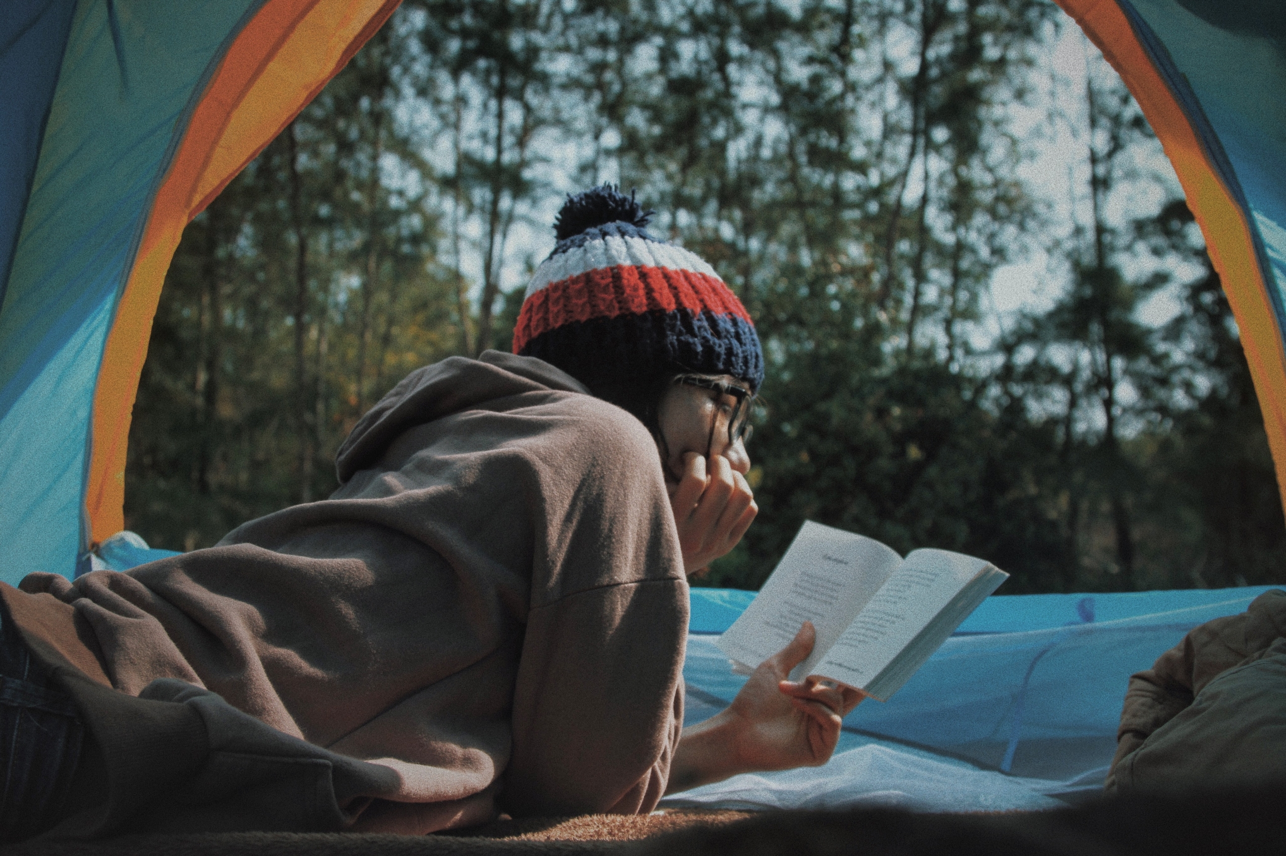 que faire pendant les vacances : lire en camping