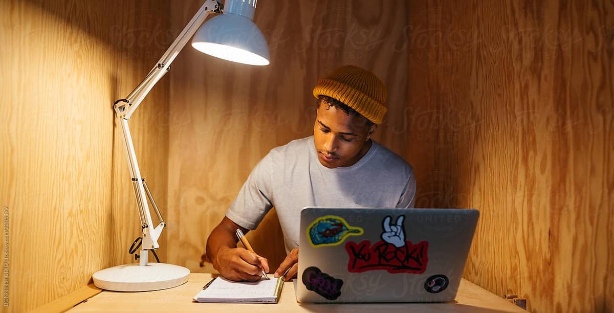 Jeune homme travaillant sur un bureau