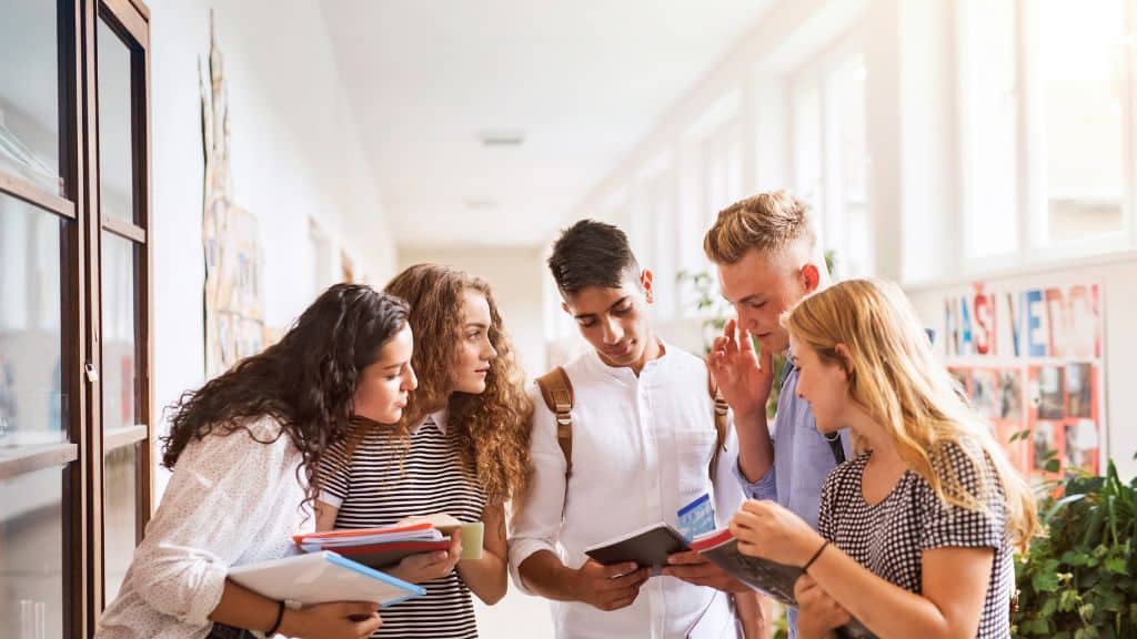 Réforme_voie_professionnelle_valorisation_métiers_en_tension_auprès_des_jeunes_hello-charly_1