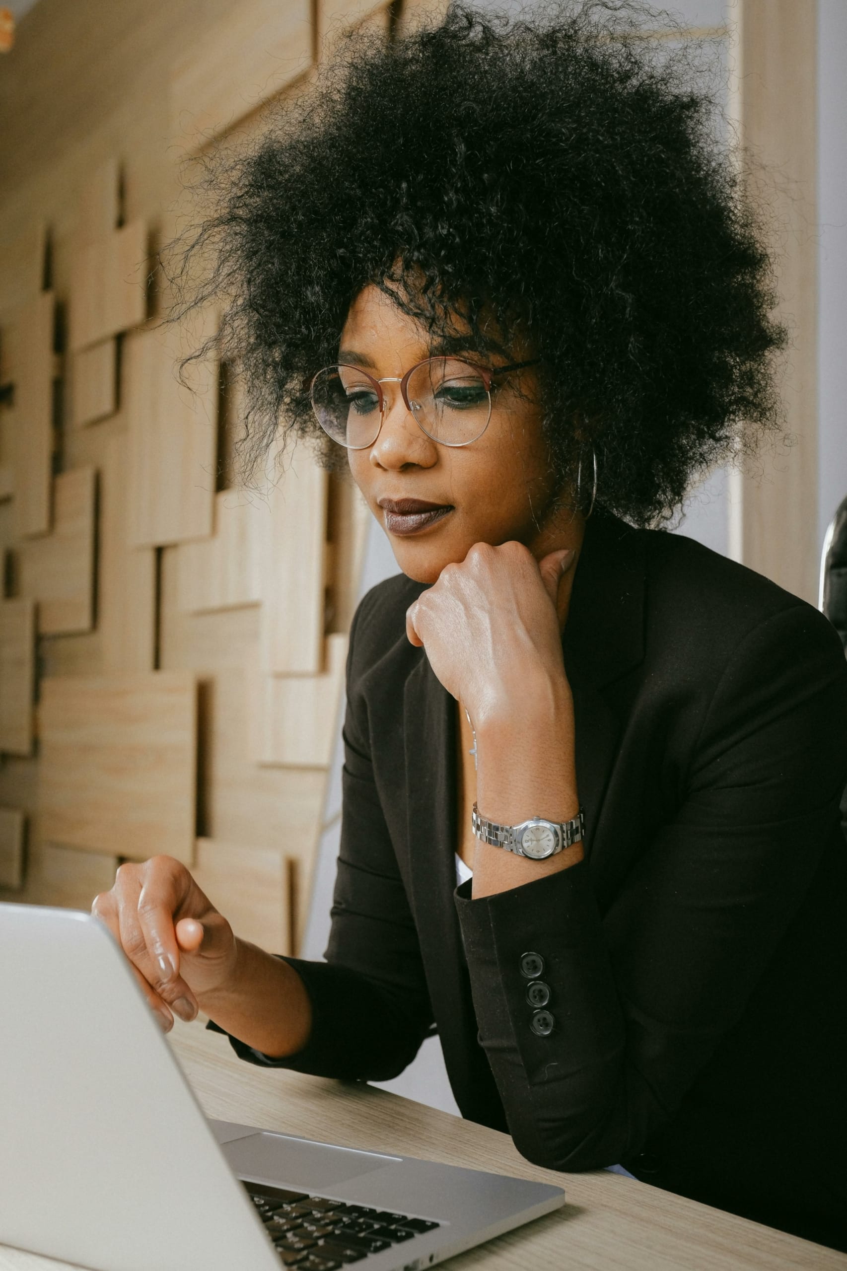 une femme sur son ordinateur responsable commercial