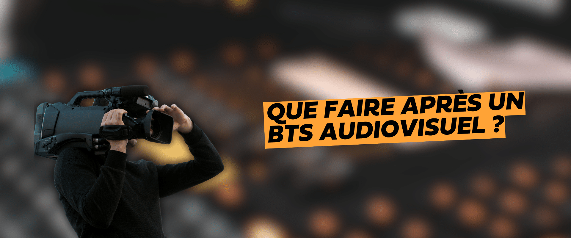 un homme qui tient un caméra Que faire après un BTS Audiovisuel ?