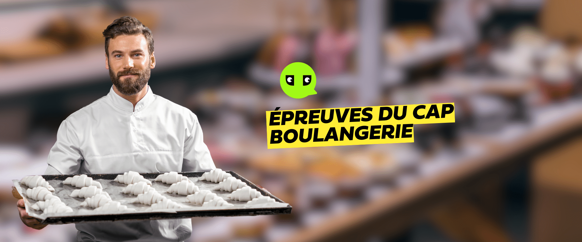 un homme qui tient un plateau de croissant Épreuves du CAP Boulangerie