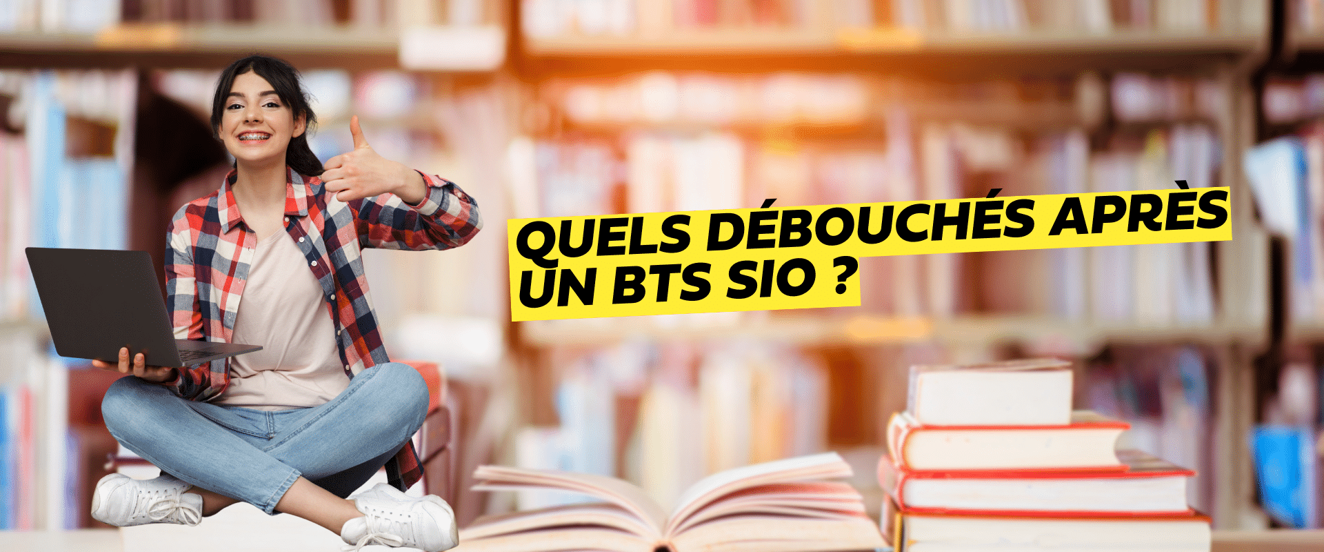 une fille avec un ordinateur et pouce en l'air Quels débouchés après un BTS SIO ?