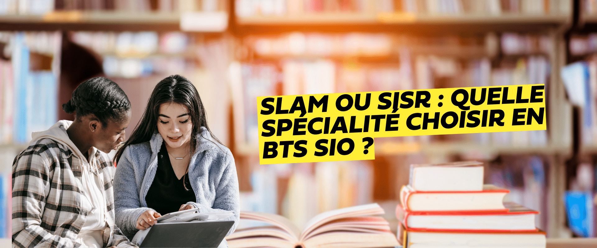 2 étudiante avec une tablette et un ordinateur SLAM ou SISR : quelle spécialité choisir en BTS SIO ?