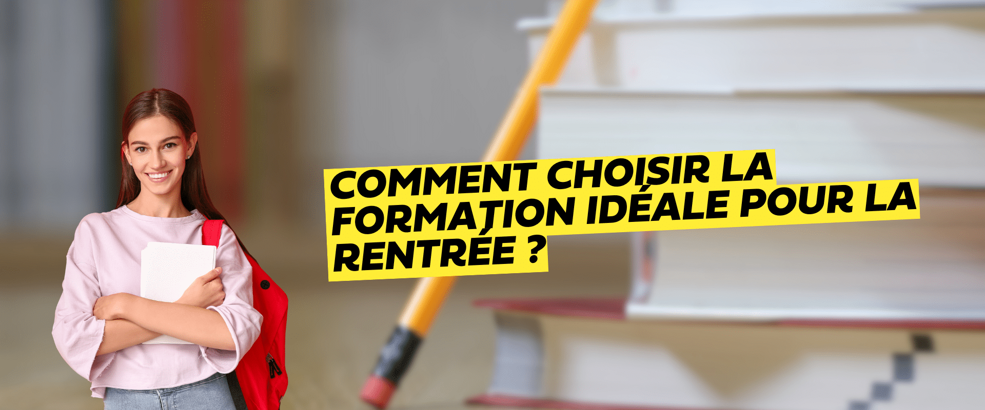 une étudiante avec des livres blancs dans les bras Comment choisir la formation idéale pour la rentrée ?