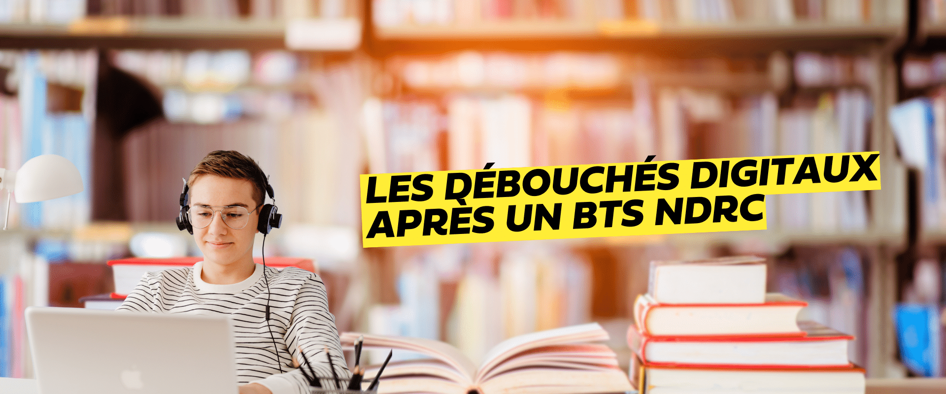 un étudiant avec un casque et un ordinateur Les débouchés digitaux après un BTS NDRC